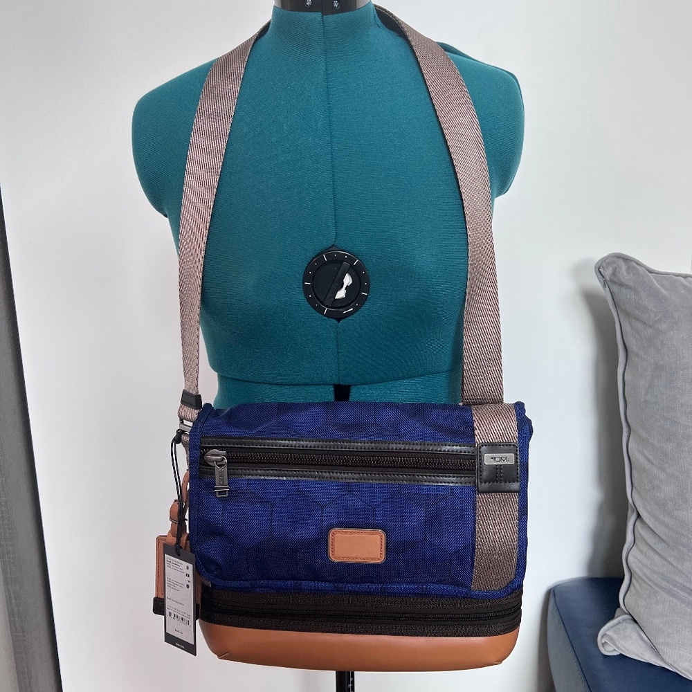 TUMI NWT Beale Crossbody / Messenger bag